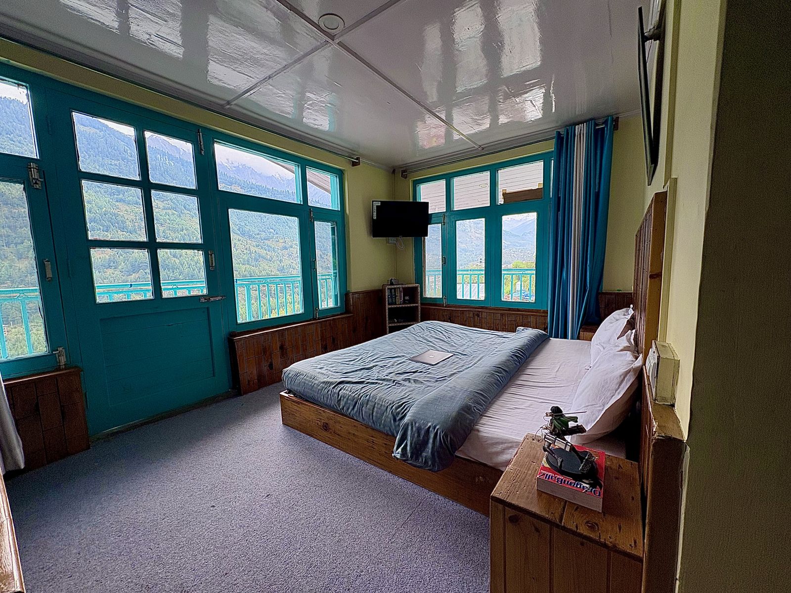 Private room with a double bed and large windows facing the mountains at Misfits